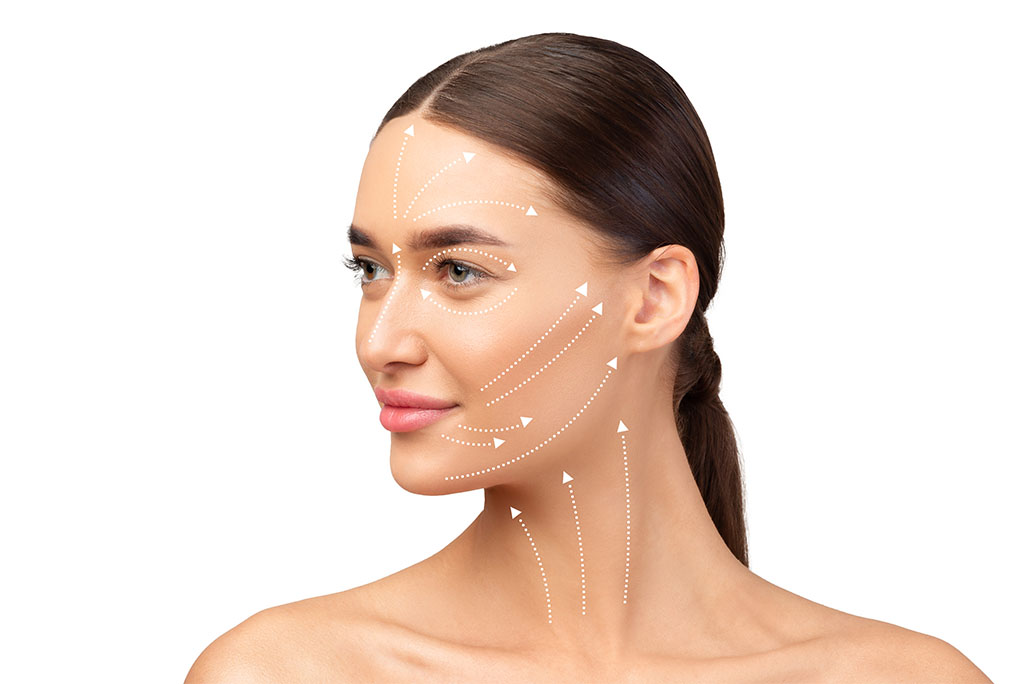 Jovem com o rosto virado para o lado e com marcações indicando os locais para ser aplicado tratamento MD CODES para rejuvenescimento facial.