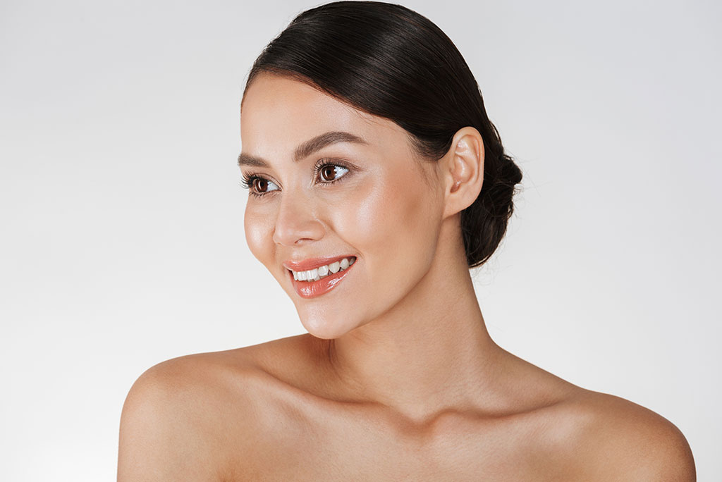Aplicação do Protocolo SkinGlow com Skinbooster para hidratação profunda na Clínica Dra. Raquel Lobato.