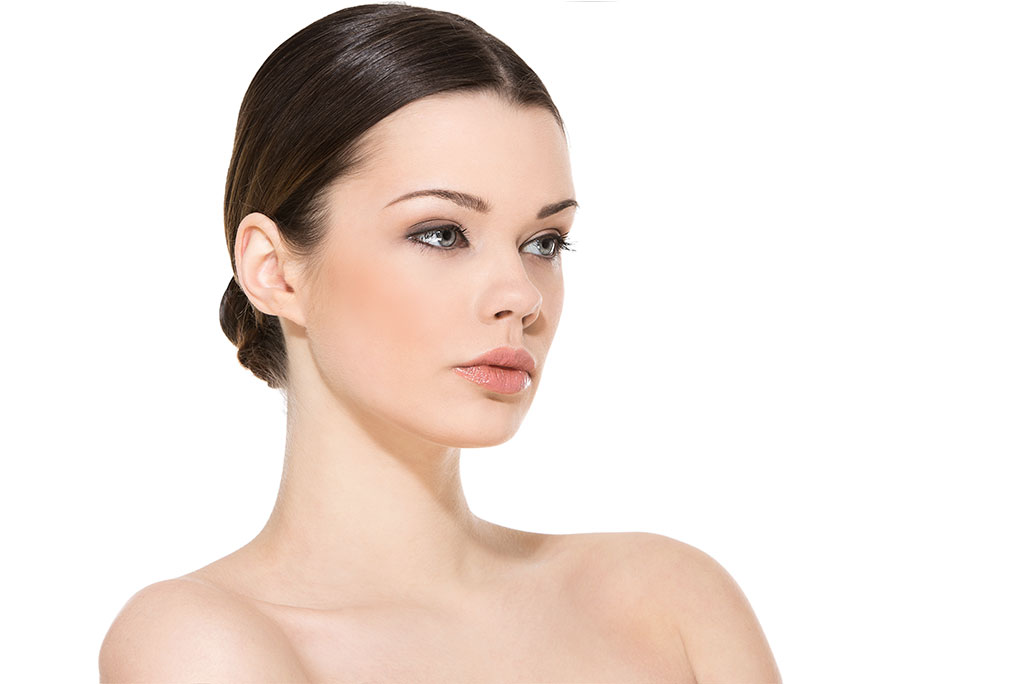 Mulher com nariz esteticamente agradável.