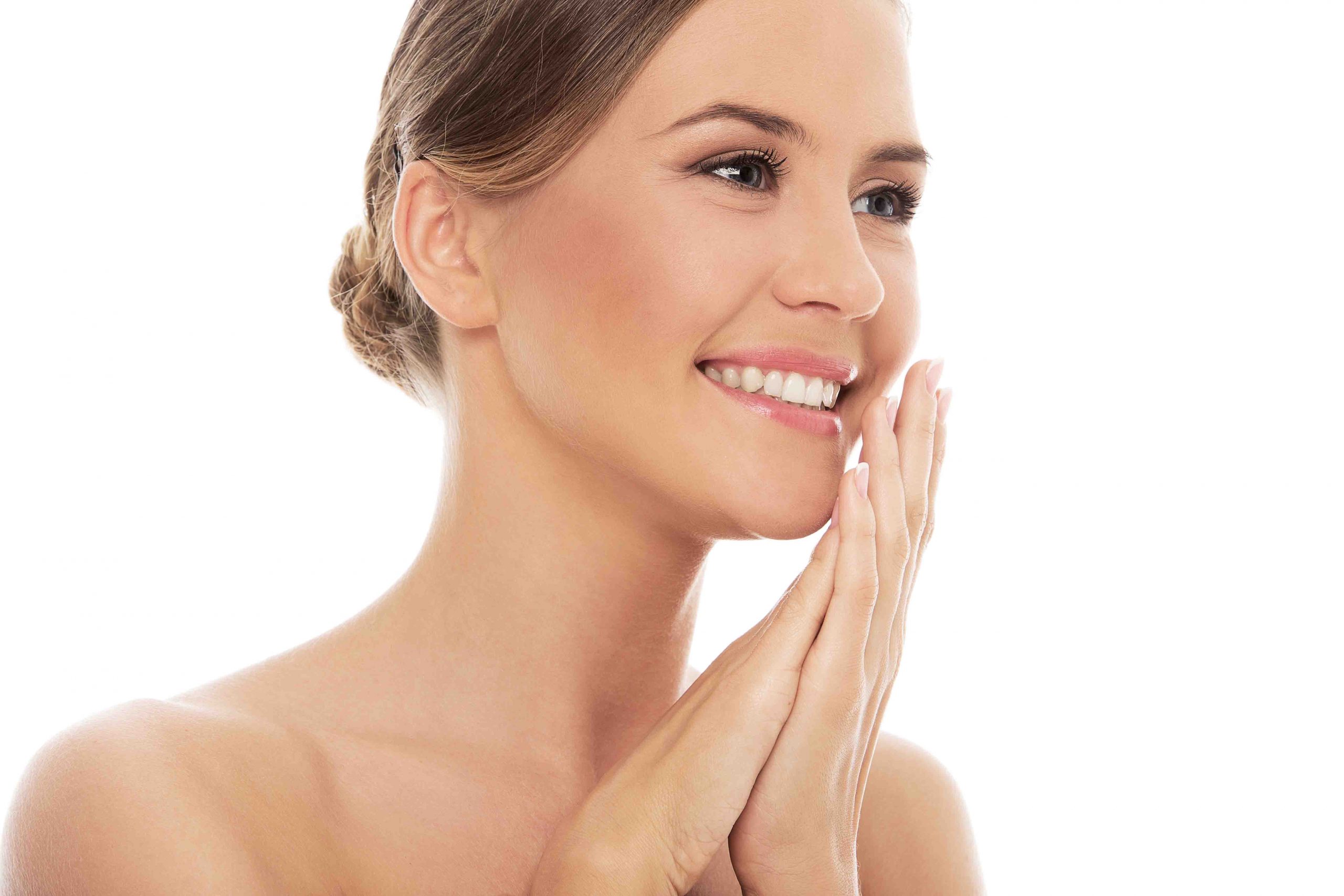 Mulher ao lado de agulha para de aplicação de botox. Está séria, apresentando sobrancelhas grossas.