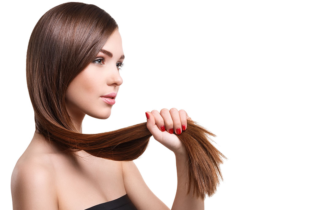 Aplicação do tratamento capilar Protocolo Hair Glow para fortalecimento dos fios na Clínica Dra. Raquel Lobato.